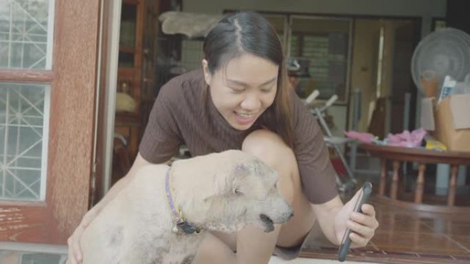 与在线兽医进行虚拟远程医疗咨询的东南亚妇女