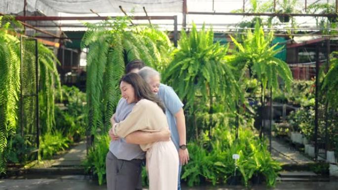4k亚洲夫妇和年迈的父亲在户外工厂见面时互相拥抱。