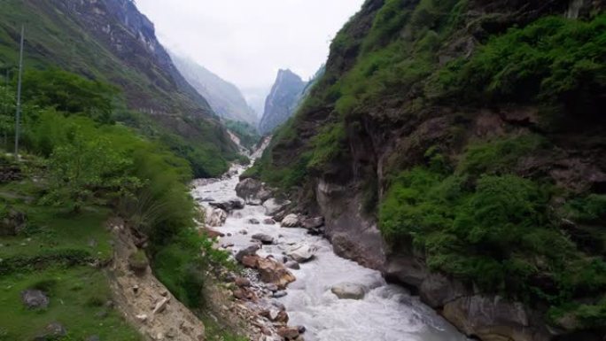 卡利甘达基峡谷是世界上最深的，它的确切深度仍然未知。
尼泊尔的空中河流峡谷