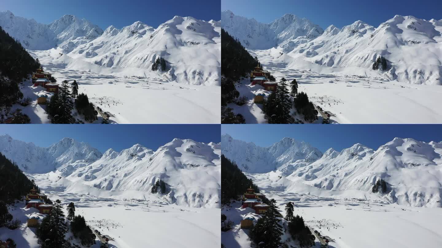 林芝嘎隆拉雪山脚下的佛寺