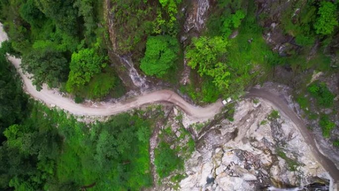 空中SUV在尼泊尔的一条危险的土山路上行驶