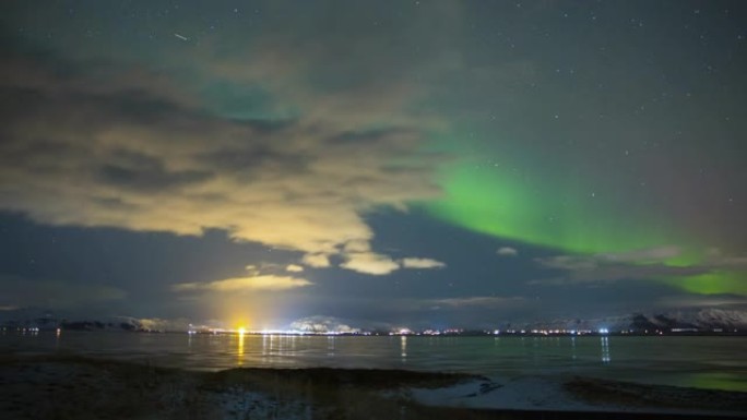 观看冰岛雷克雅未克附近北极光的游客的延时