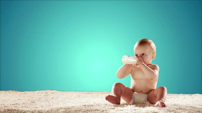婴儿喝牛奶，然后将其扔到一边。