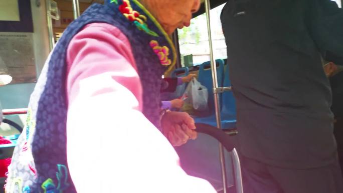 老人坐公交车 桂林公交 城市生活