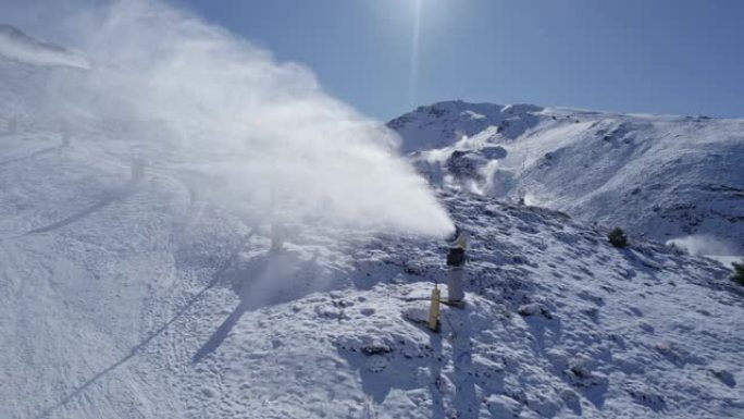 西班牙滑雪胜地的雪炮。内华达山脉