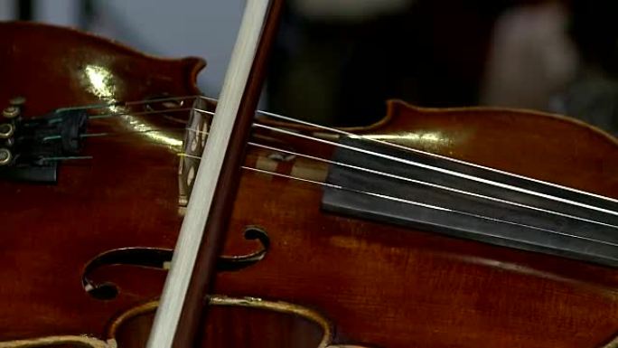 小提琴现场音乐会，女性手演奏小提琴的特写镜头