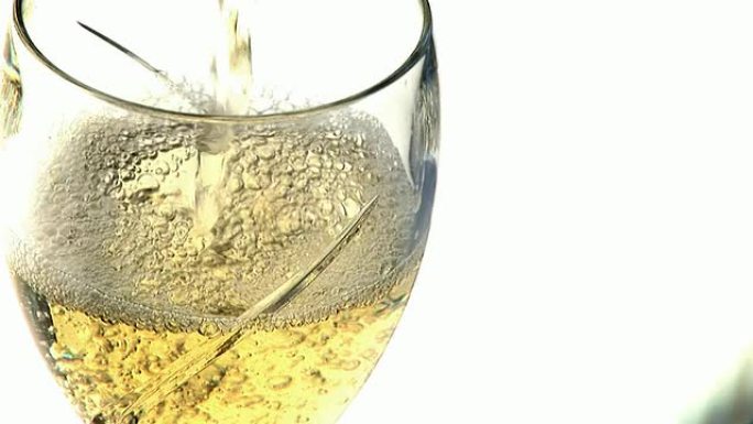 水晶玻璃杯，倒入白葡萄酒