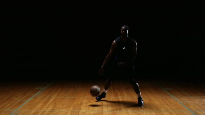 篮球运动员在两腿之间运球