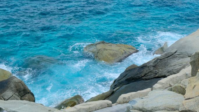 蓝色海浪拍打礁石岩石 海边浪花波涛汹涌