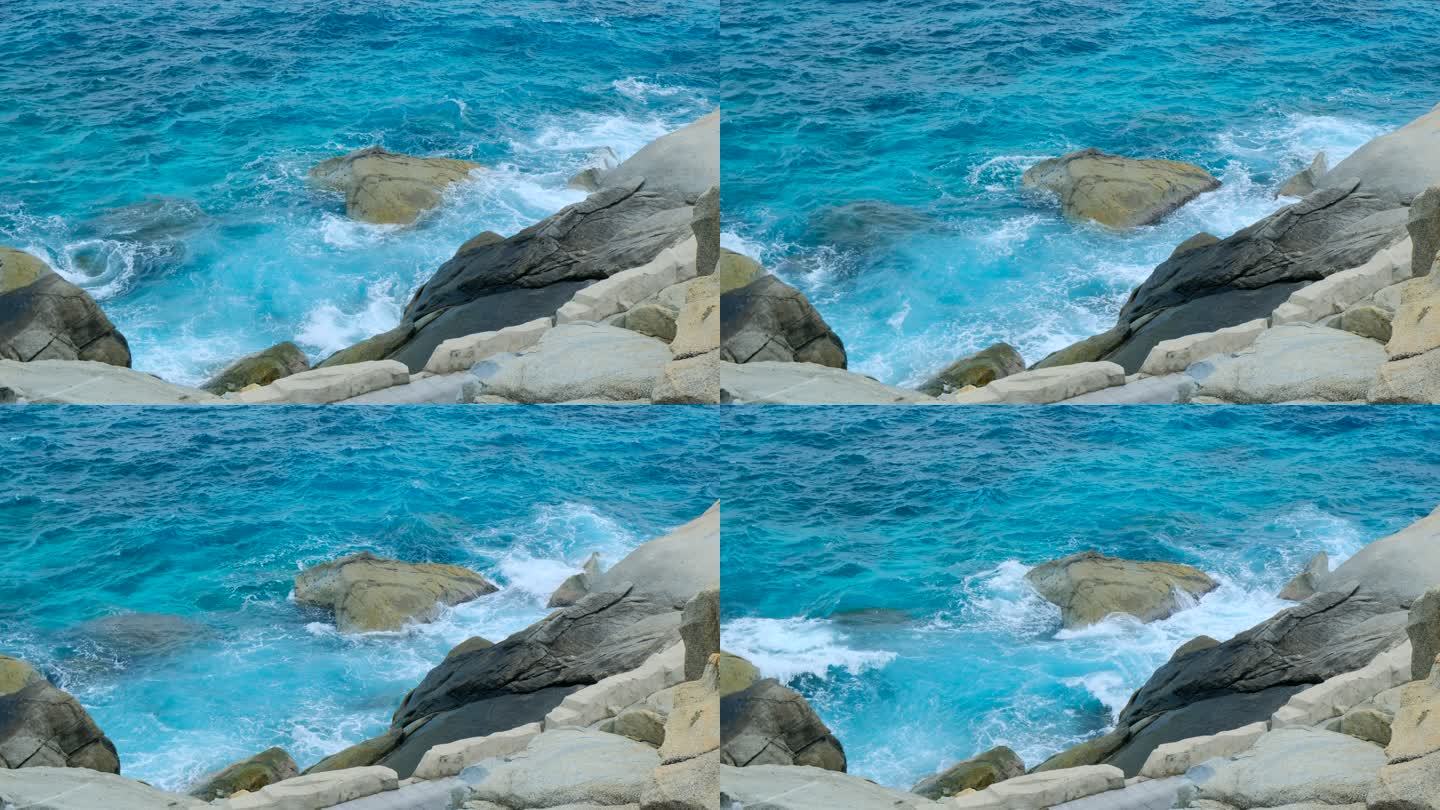 蓝色海浪拍打礁石岩石 海边浪花波涛汹涌