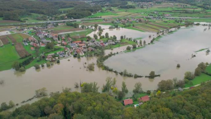 空中: 河水溢出河岸后，河水上升到村庄