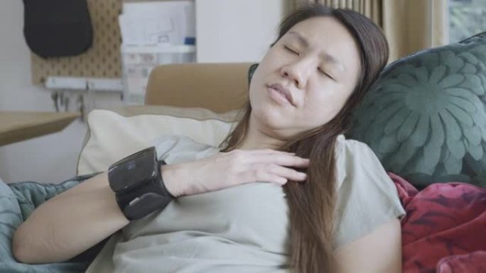 女人正在家里用数字压力表自己检查血压和心率。