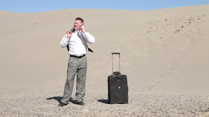 带着行李和手机的沙漠商人