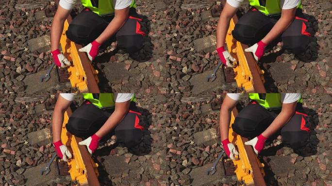 铁路轨道上的工人固定螺母