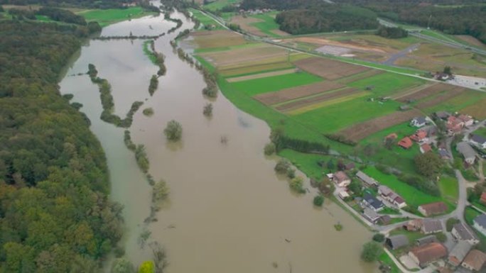空中: 秋季强降雨导致河流在乡村景观中泛滥