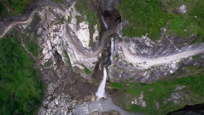 空中游客欣赏尼泊尔瀑布的美景