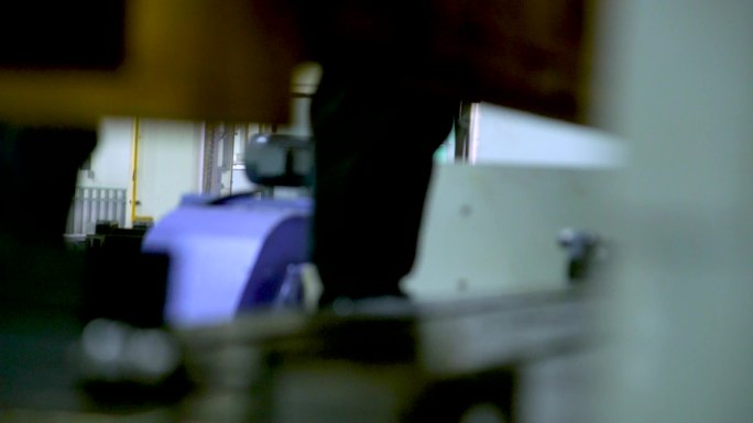 工厂鸟瞰图 一个工人在用钻孔机打孔 一台钻孔机正在打眼