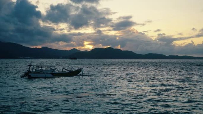 空空的印尼独木舟独自在蓝色的大海中