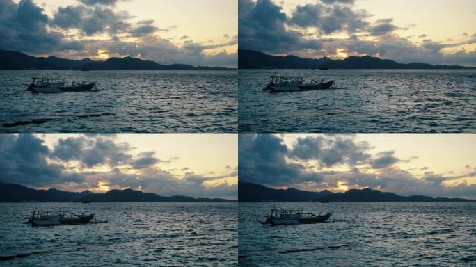 空空的印尼独木舟独自在蓝色的大海中