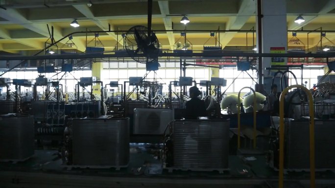 一个工人在焊接零件 工厂鸟瞰图 一个工人在加固零件