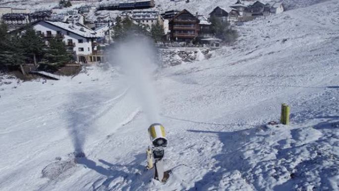 晴天滑雪胜地的雪炮。内华达山脉西班牙