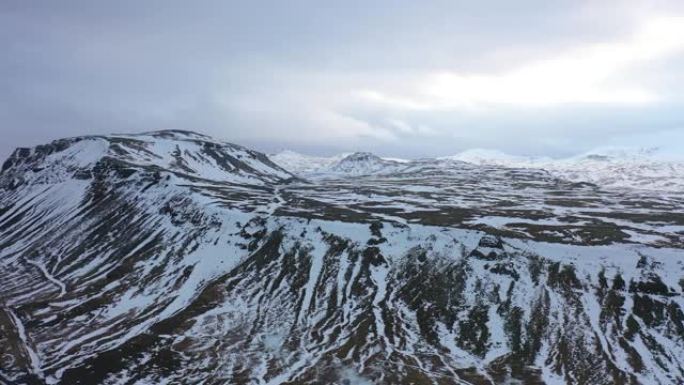 在大雾天，冰岛北部国家公园的一座山和海滩上的4k航拍画面。