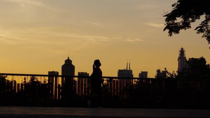 阳光 户外 人物 走路 空镜