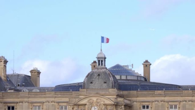 巴黎卢森堡宫的顶部，法国国旗挥舞着