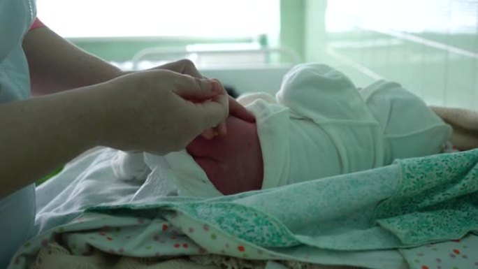 医生肌肉注射给刚出生的婴儿。