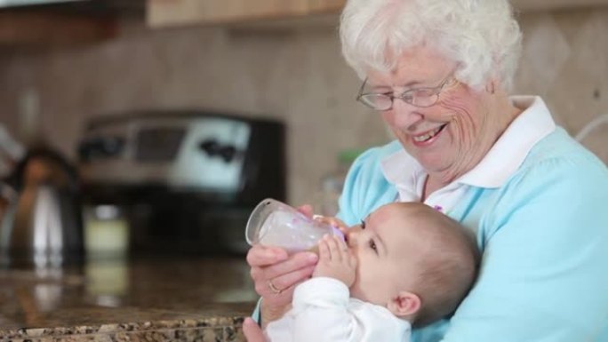 曾祖母用奶瓶喂养婴儿