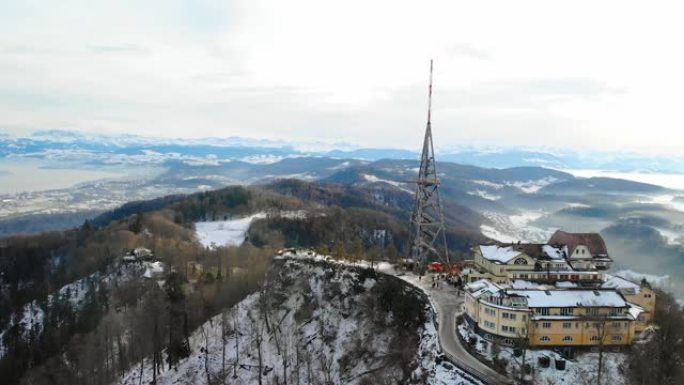 Uetliberg观景塔和游客在苏黎世顶部的冬季下午晚些时候的无人机视图。