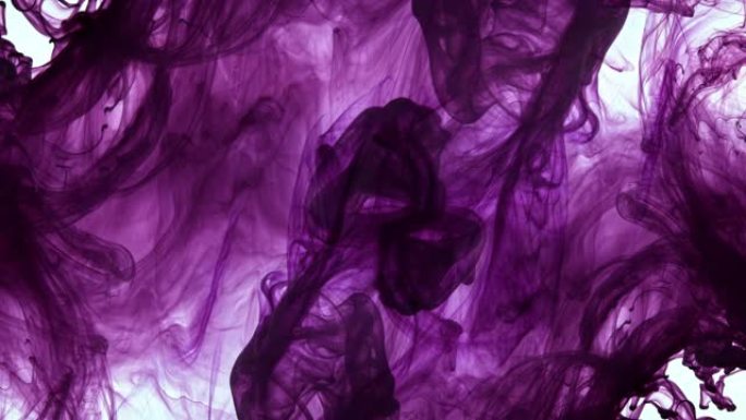 紫色油漆像白水背景中的烟雾混合