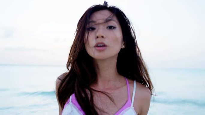 巴哈马海洋海滩上的华裔女孩