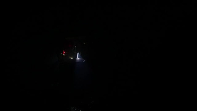 消防员在充满烟雾的黑暗隧道中进行救援行动