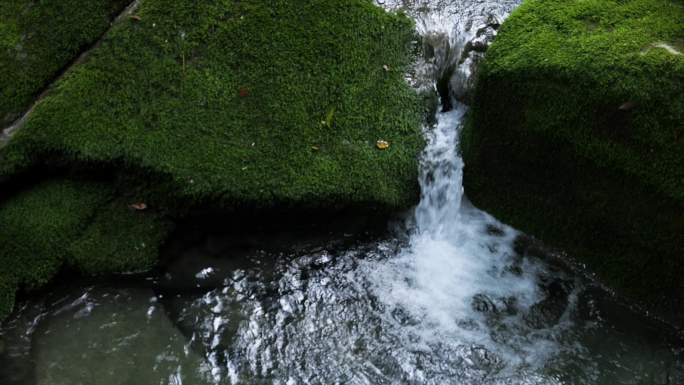 山间溪水