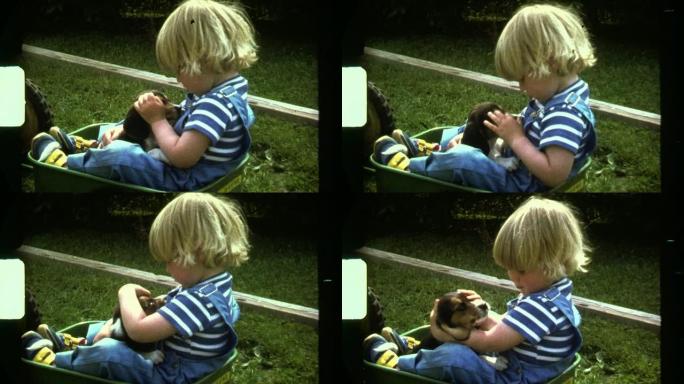 8毫米胖乎乎的金发男孩玩小狗。扫描高清