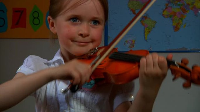 小女孩用小提琴演奏 “闪烁”