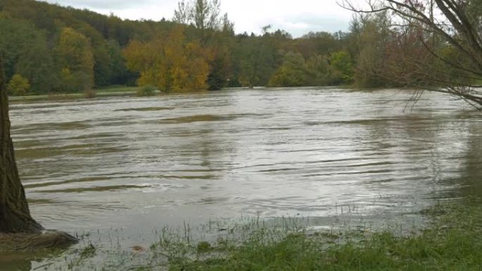 暴雨后河水超正常水位淹水秋景