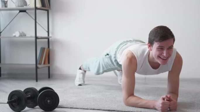 健身训练启发男子居家锻炼