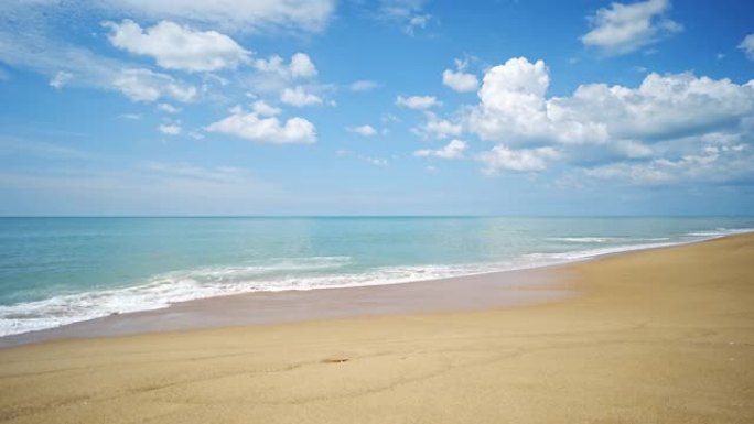 广角拍摄蓝色海水撞击沙滩海岸线。复制空间