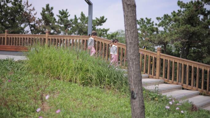 儿童登山爬山游玩