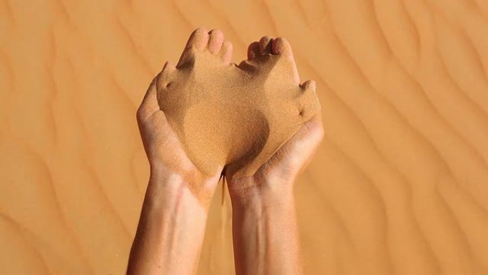沙子穿过手指顶视图