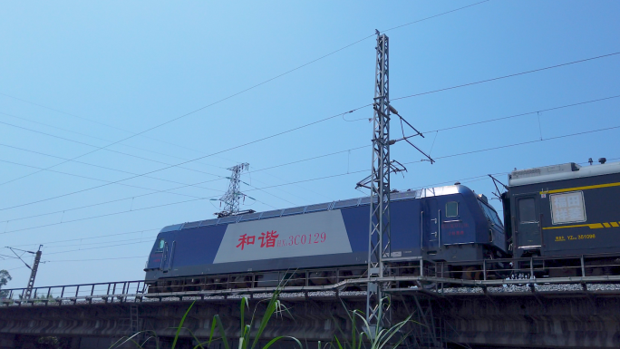 绿皮火车经过跟随拍摄