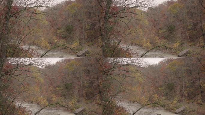 美国阿肯色州秋季落叶期间的魔鬼窝州立公园瀑布和河湖