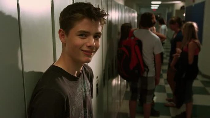 走廊上微笑的十几岁男孩