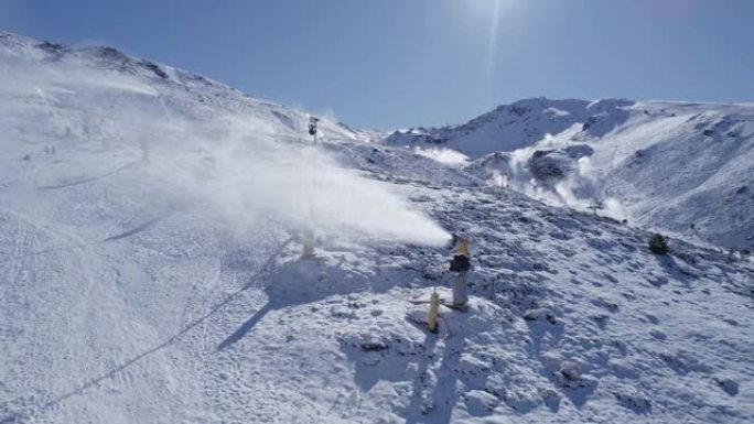 滑雪胜地的西班牙内华达山脉发电机。雪炮