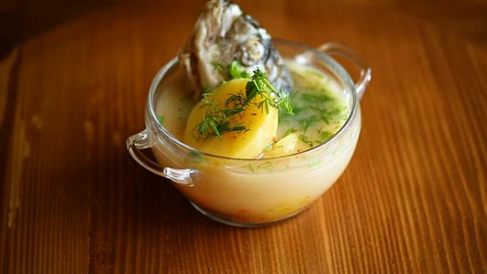 玻璃碗中鱼的蔬菜汤