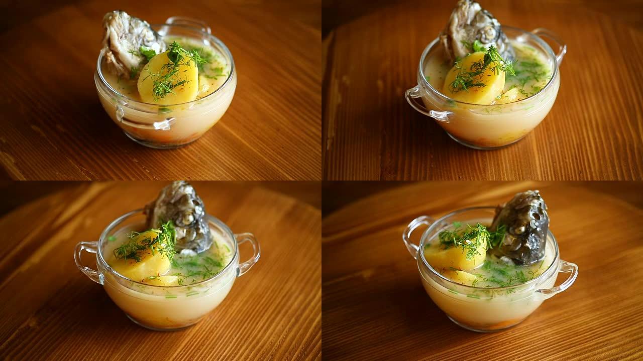 玻璃碗中鱼的蔬菜汤