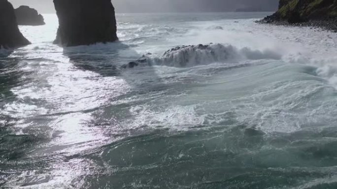 Ribeira da Janela海滩岩石上方4k的绝佳航拍画面。海浪猛烈冲击，水流过悬崖。