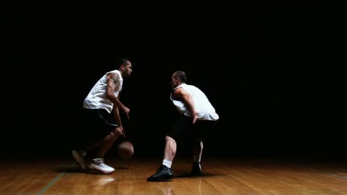 两名运动员打篮球的宽幅镜头